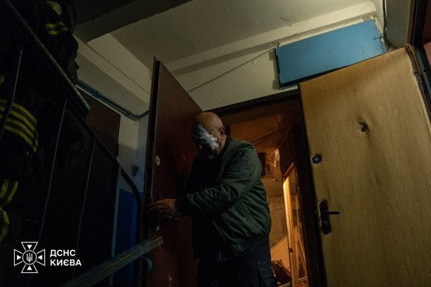 У Києві після атаки РФ врятували 15 людей: четверо постраждали (фото) У Києві після атаки РФ врятували 15 людей: четверо постраждали (фото)