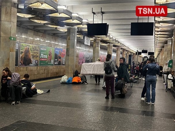 Кияни масово спускаються до метро: місто готується до масованої атаки РФ (фото, відео)
