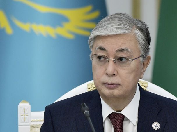 Шпагат між Києвом і Москвою: як президент Казахстану пропонує мир і одночасно хвалить диктатора