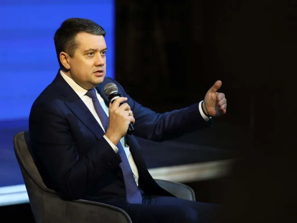 Ексспікер ВР Разумков відповів, чи покине він Україну Ексспікер ВР Разумков відповів, чи покине він Україну