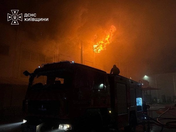 РФ атакувала Бориспіль: багатоповерхівку частково зруйновано, виникла пожежа, є потерпілі