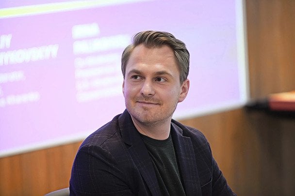 Відрядження до Парижа чи рейс на Дубай? : Кравченко перетнув кордон на VIP-таксі — УП