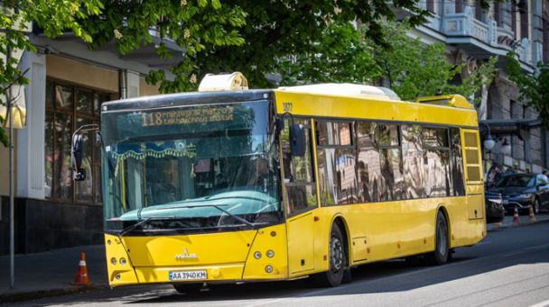 У Києві запускають новий автобус: він з’єднає правий та лівий береги