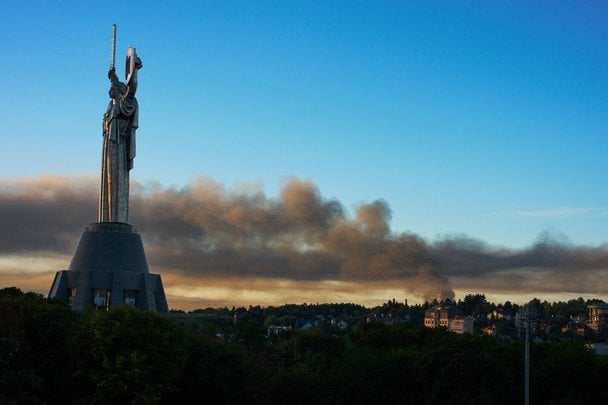 Київ у вогні і в диму: з’явилися моторошні фото наслідків нічного удару