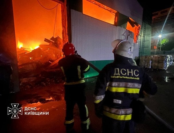 Ворог вгатив дронами по шести районах Київщини: палає підприємство (фото)