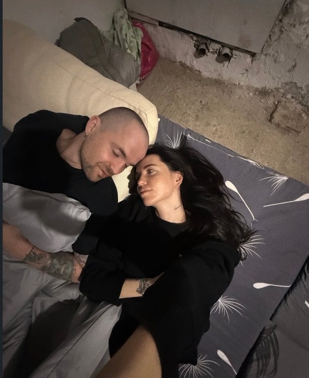 Надя Дорофєєва показала, як живе під час обстрілів, і замилувала поцілунками з Кацуріним Надя Дорофєєва показала, як живе під час обстрілів, і замилувала поцілунками з Кацуріним
