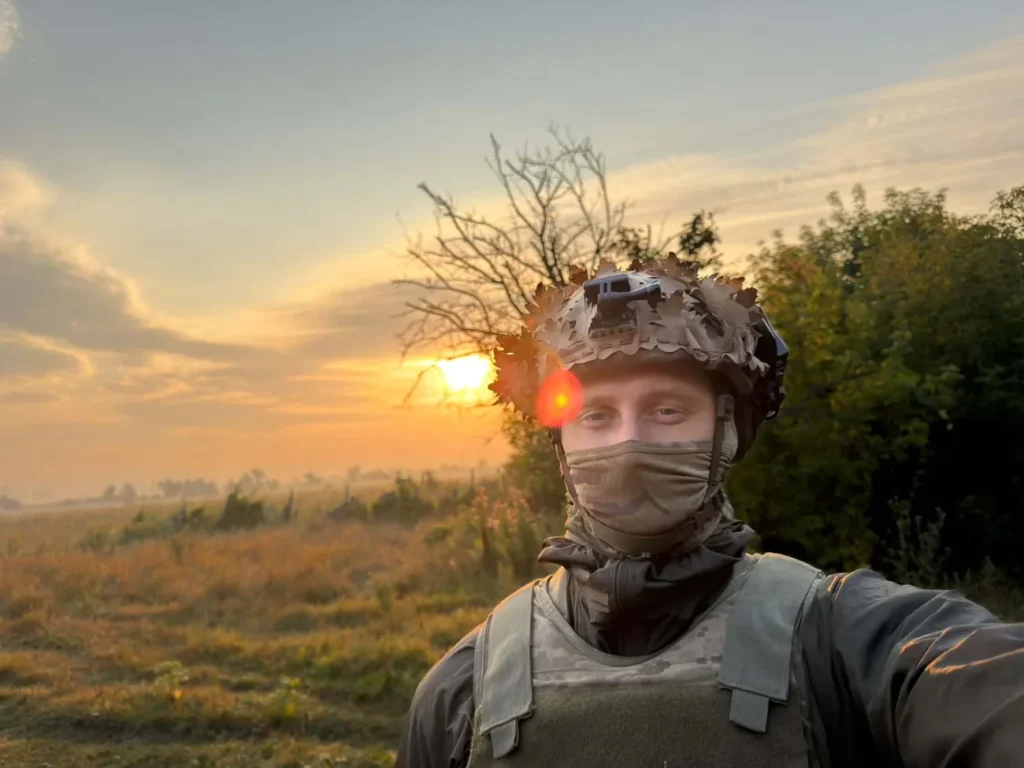 Військовий: Ворогу треба, щоб люди перестали жити до того, як він їх убив. Тому співайте і закохуйтеся Військовий: Ворогу треба, щоб люди перестали жити до того, як він їх убив. Тому співайте і закохуйтеся