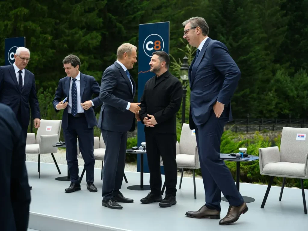 Жест, який Зеленський емоційно показав Туску, намагаються розшифрувати в мережі. Фото