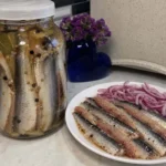 Салака в цьому маринаді виходить такою смачною, що гості проситимуть рецепт