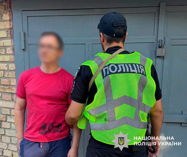 Конфлікт через музику: у Києві чоловік з автоматом погрожував перехожому