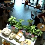 У Києві дівчина несподівано облила баристу гарячою кавою і "сцикотно" втекла. Відео обурило мережу
