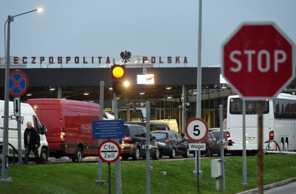 У Польщі оголосили тривогу і евакуювали пункт пропуску: що відбувалося біля кордону з Україною (оновлено)
