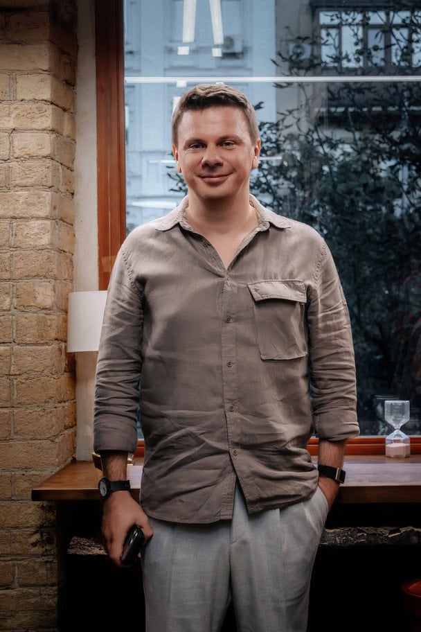 Що відбувається в особистому житті Дмитра Комарова після розлучення: ведучий заінтригував відповіддю