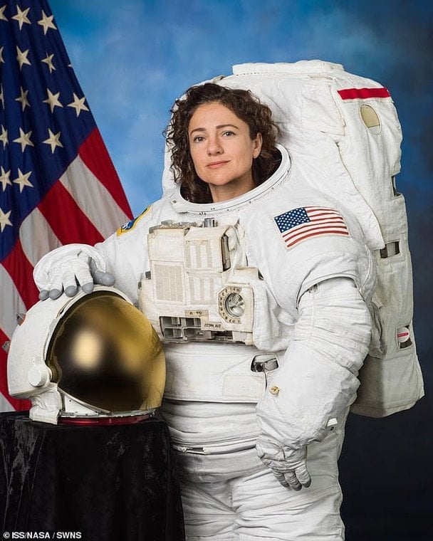 Як миють волосся у космосі: астронавтка NASA розповіла, як доглядає за кучерями (фото)