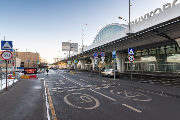 Аеропорти Москви другу ніч поспіль припиняли роботу: що відбувається після заяви Зеленського