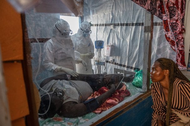 Смертельний спалах Еболи набирає обертів: лікарням уже бракує тисяч місць