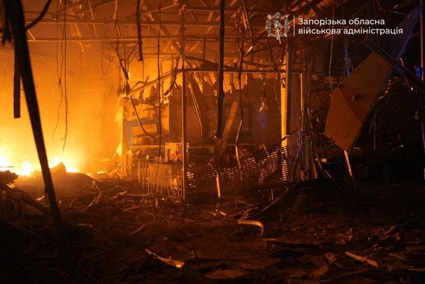 Росія атакувала Запоріжжя дронами: загорівся торговельний центр (фото, відео)