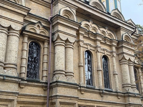 Російська атака на Київ пошкодили 120-річний Свято-Покровський храм (фото)