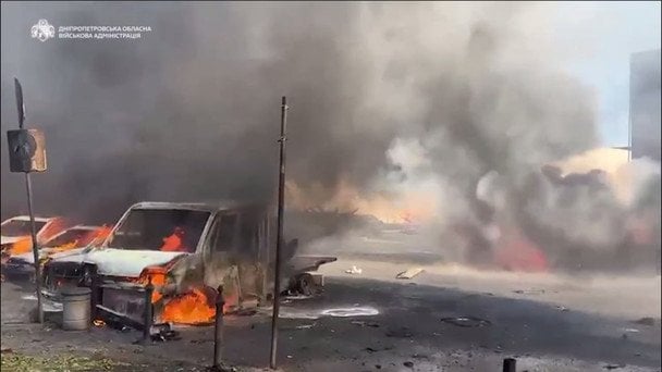 Росія вдарила по українському місту: горять магазини й авто, є загиблі та поранені