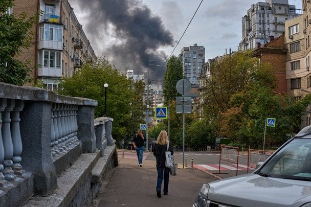 У Києві посеред дня стались вибухи: небо затягнуло димом - що відомо