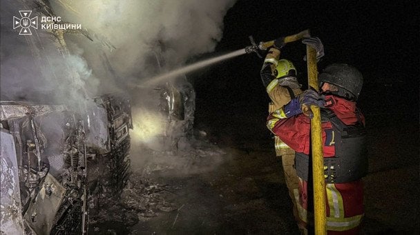 РФ вдарила дронами по Київщині: згоріли сім вантажівок і постраждав логістичний комплекс (фото) РФ вдарила дронами по Київщині: згоріли сім вантажівок і постраждав логістичний комплекс (фото)