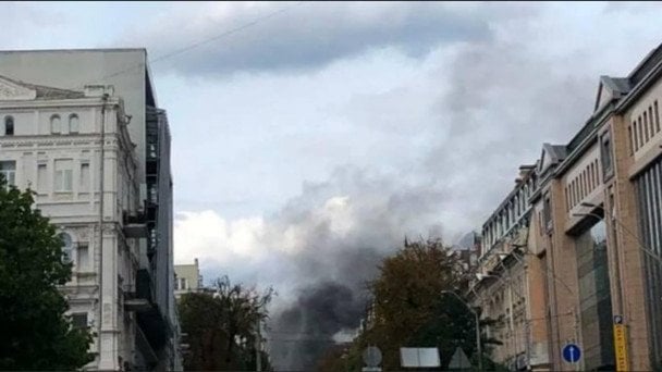 Росія атакувала центр Києва: дрон влучив у будівлю СБУ навпроти Софійського собору (оновлено)