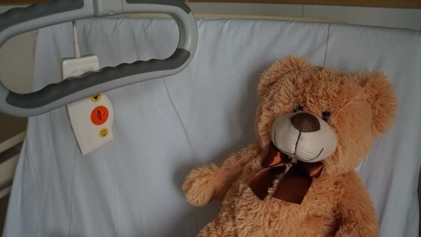Медпрацівниця випадково відрізала палець однорічній дитині: що сталося