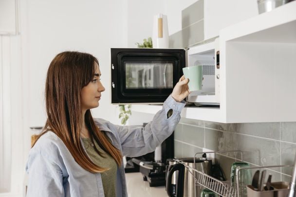 Перетворяться на гуму або навіть вибухнуть: 10 продуктів, які категорично не можна гріти в мікрохвильовці