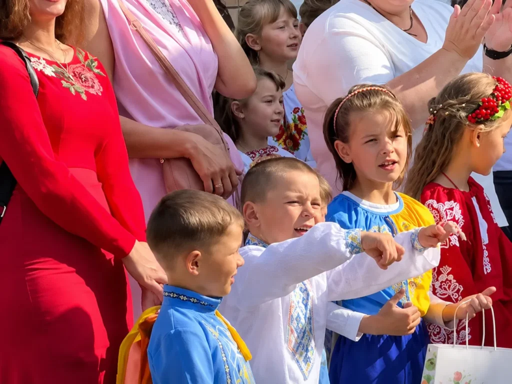 Школяр енергійно запалював 1 вересня і став зіркою соцмереж. Відео, яке всім підніме настрій