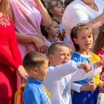 Школяр енергійно запалював 1 вересня і став зіркою соцмереж. Відео, яке всім підніме настрій