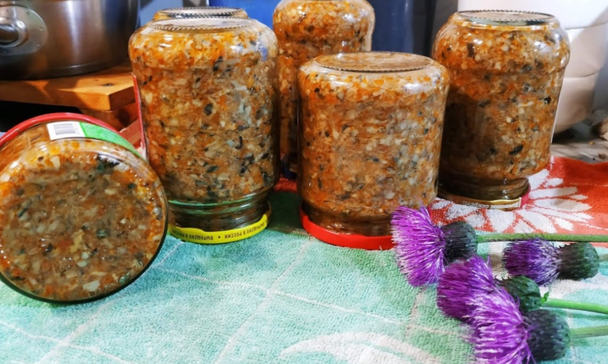Чи потрібно перевертати банки з консервацією після закручування: чому цього робити не варто