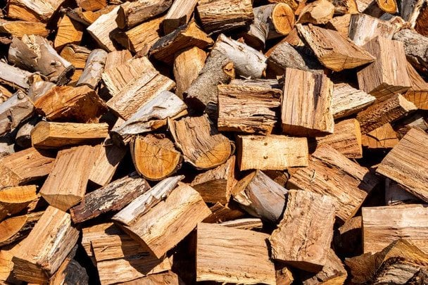 Скільки дров потрібно для опалення будинку: орієнтовний розрахунок на зиму