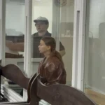 Замість куртки за €3 тис. – жакет за "жалкі" 14 тис. грн. Музу з "Карфагену" вивели в кайданках. Відео