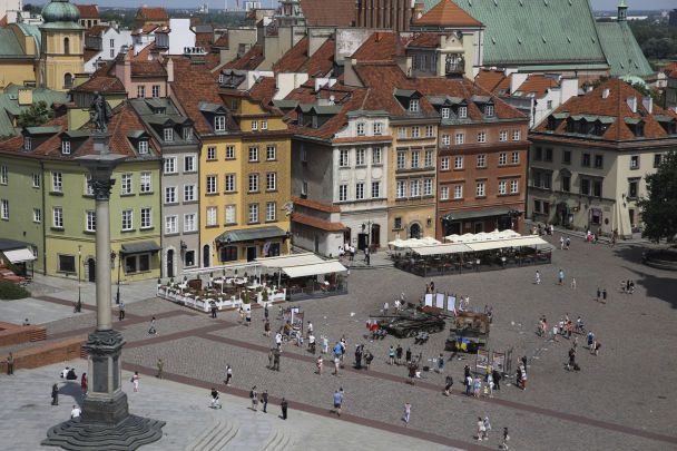 У центрі Варшави пара зайнялась сексом на тротуарі на очах в ошелешених перехожих: фото