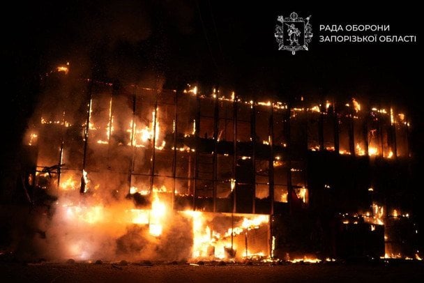 РФ атакувала Запоріжжя: горіли торговельний центр і багатоповерхівки, є поранений (фото, відео) РФ атакувала Запоріжжя: горіли торговельний центр і багатоповерхівки, є поранений (фото, відео)