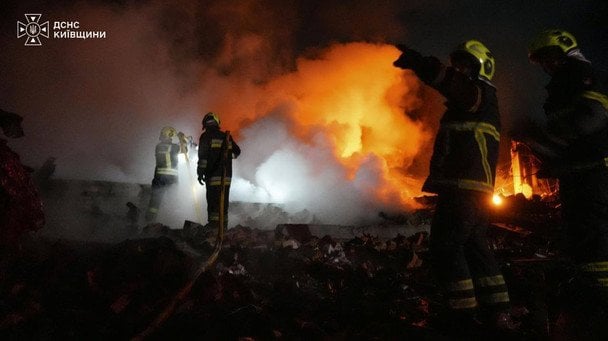 Пекельна ніч на Київщині: ворог вдарив по будинках і підприємству — палає пожежа (фото)