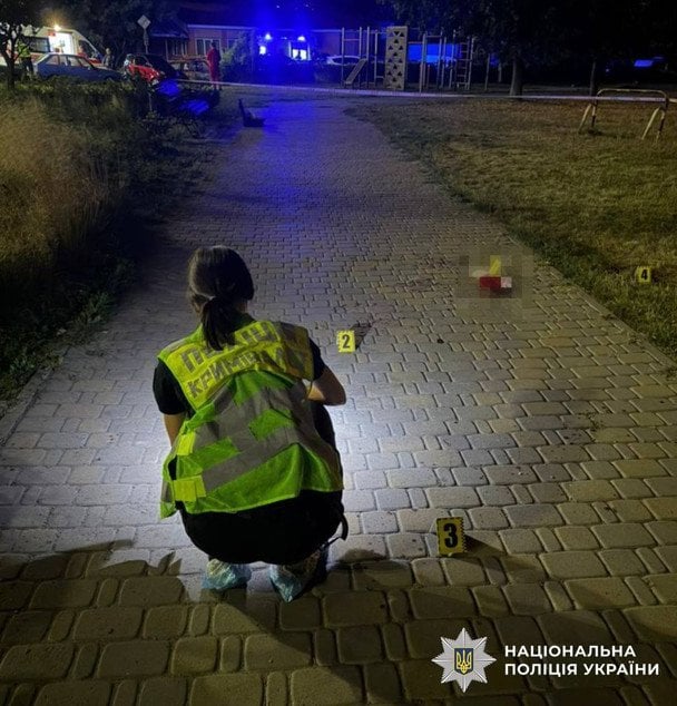 Вибух просто посеред вулиці: у Києві чоловік підірвав себе, постраждали ще троє людей