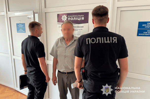 Замикав у клітці та змушував працювати: директора інтернату судитимуть за експлуатацію людей