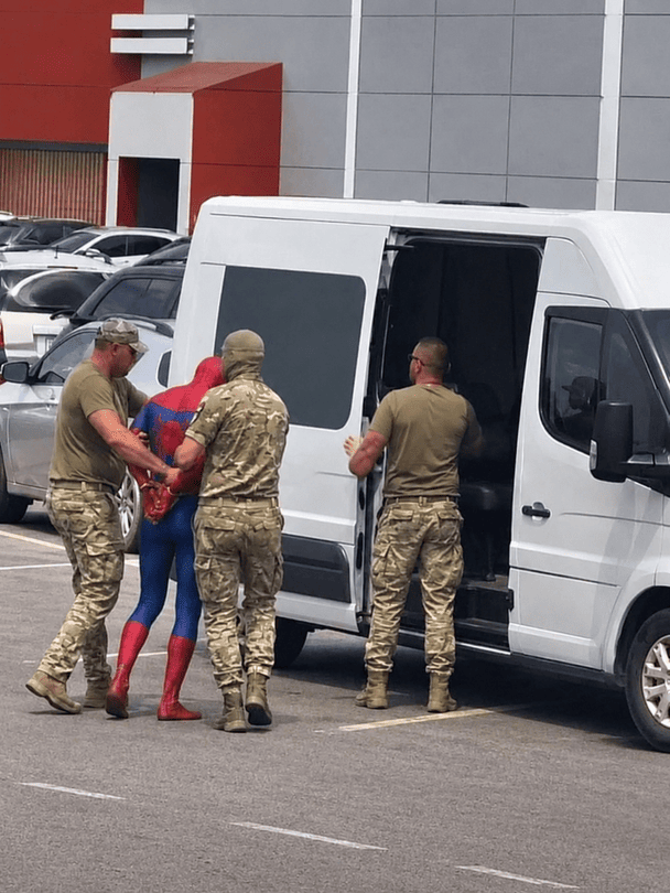 Чи справді у Луцьку мобілізували "людину-павука"?: у ТЦК розкрили правду