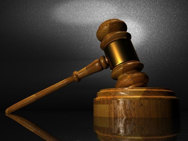 У Києві чоловік зґвалтував падчерку з психічними розладами, яка завагітніла та народила дитину: як його покарали