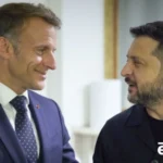 "Ох ці двоє". Макрон не втримався й улаштував Зеленському палкі тривалі обійми. Відео