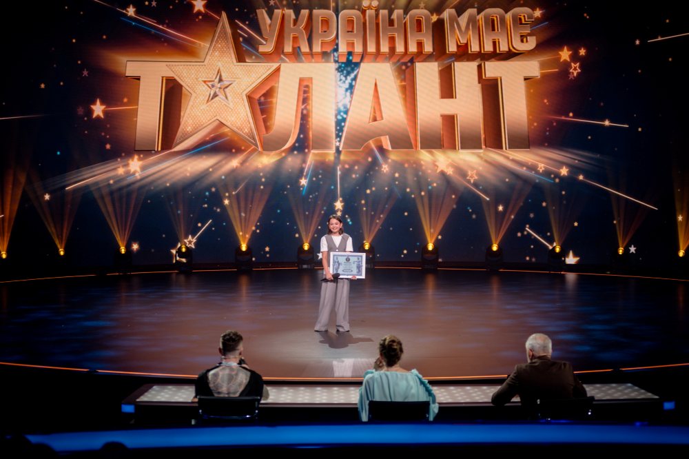 Кіра Касинець вразила «Україна має талант» декламацією скоромовки (4) 1328 слів за 7 хвилин 35 секунд: 11-річна Кіра Касинець встановила світовий рекорд