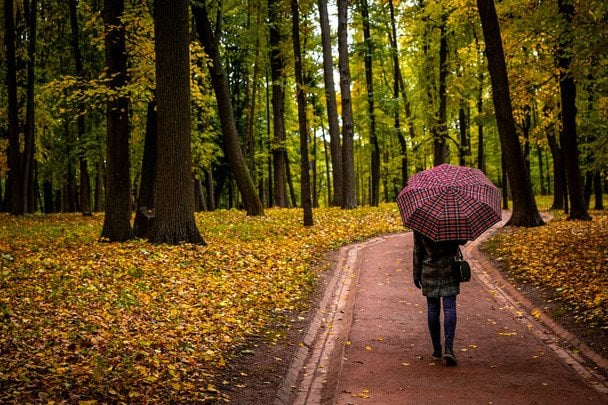 Чому в нас погіршується настрій, коли раніше темніє: що насправді відбувається з організмом