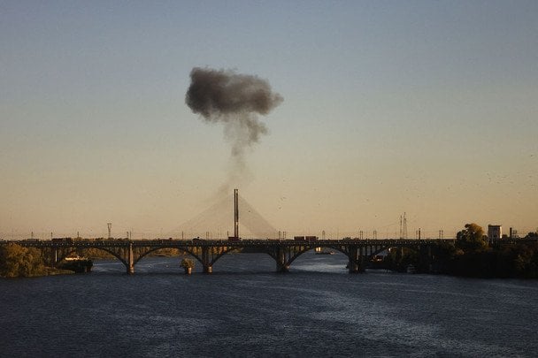 У Києві — транспортний колапс через ситуацію з мостом (відео)