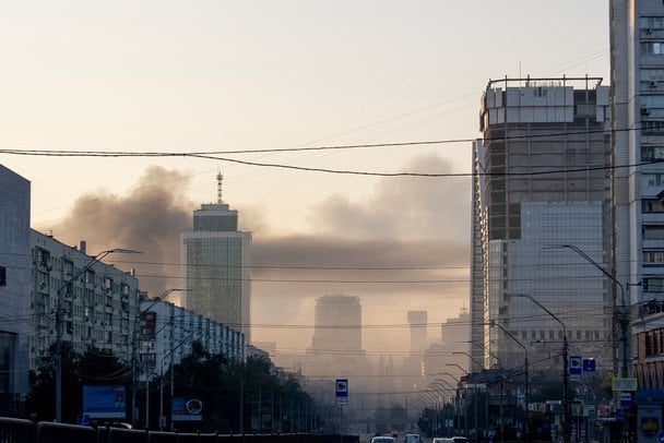 Кривавий ранок у Києві: «приліт» у магазин, горять автомобілі — кількість загиблих зростає (оновлено)