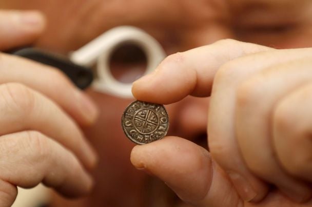 Пасажир розплатився за проїзд 2000-річною монетою, яка виявилася скарбом