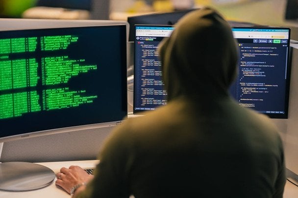 Хакери зламали понад 100 сайтів в Україні та маскують віруси під перевірку "Я не робот"