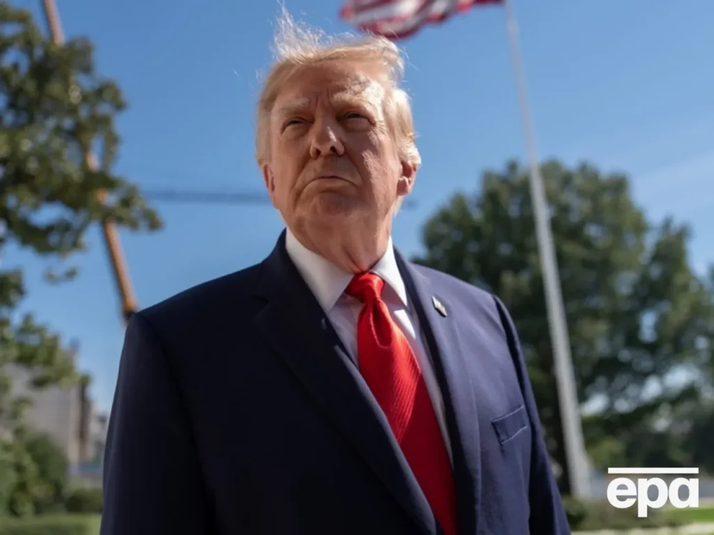 Трамп на трибуні демонстративно вилив воду на підлогу. Перед цим він вихвалявся своїм розумом. Відео Трамп на трибуні демонстративно вилив воду на підлогу. Перед цим він вихвалявся своїм розумом. Відео