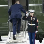 Трамп, який любить золото і статусні речі, з'явився на мітингу в дешевому китайському костюмі. Фото