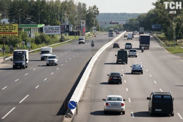РФ вдарила по трасі під Києвом: горять автомобілі, є загиблі та поранені — перші деталі